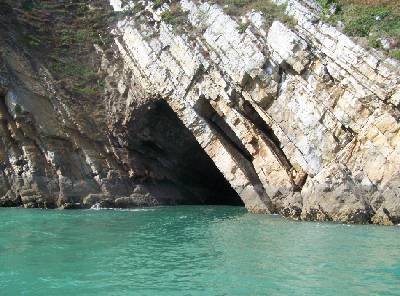 Entrée d'une grotte marine à Morgat